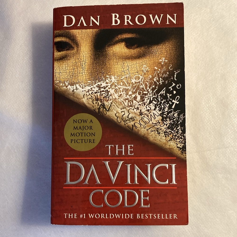 THE DA VINCI CODE By Dan Brown - Paperback Novel.